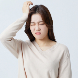 목이 뻐근하고 아파요. 두통도 자주 생기더라고요.