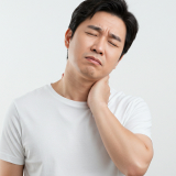 목이랑 어깨가 같이 뭉쳐서 숨 쉬는 것도 불편해요.